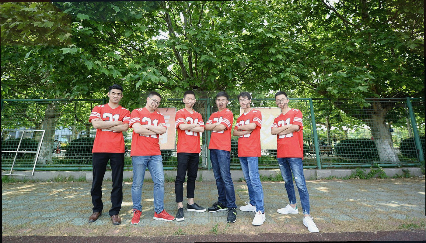 横向宽幅球场俯拍，局部荧光高光，无人物正面